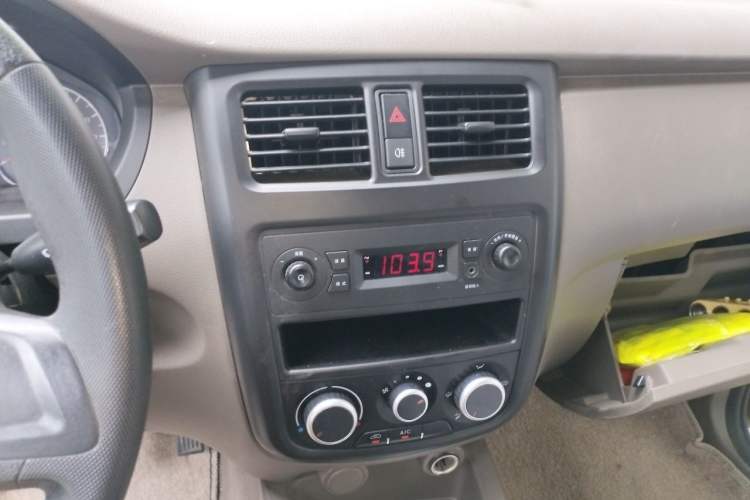 Used Wuling Rongguang V 2018 1.5L Practical Version Audio And AC Panel