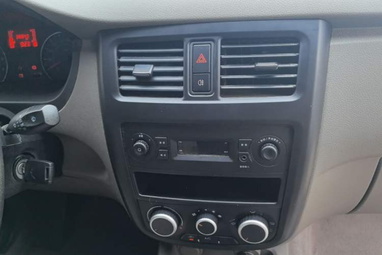 Used Wuling Rongguang V 2018 1.5L Practical Version Audio And AC Panel