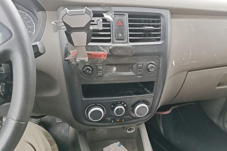 Used Wuling Rongguang V 2018 1.5L Practical Version Audio And AC Panel