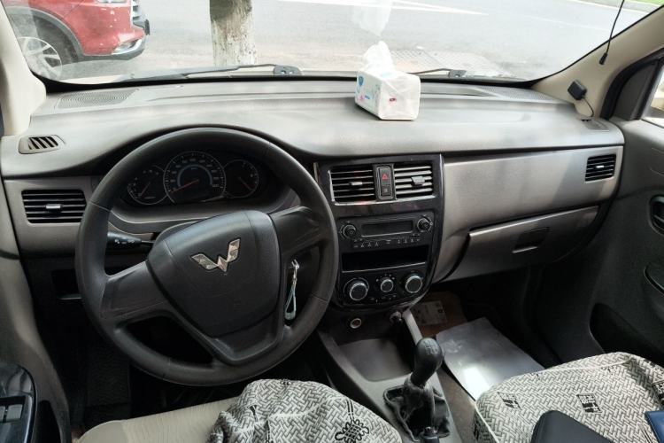 Used Wuling Rongguang V 2018 1.5L Standard Version Center Console