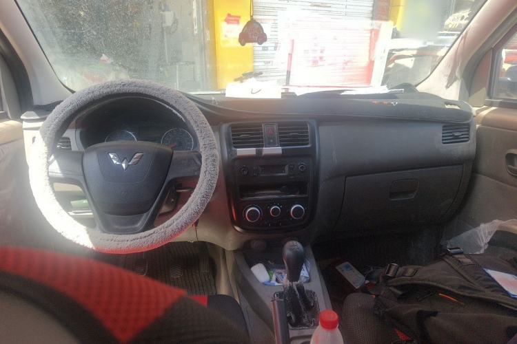 Used Wuling Rongguang V 2018 1.5L Practical Version Center Console