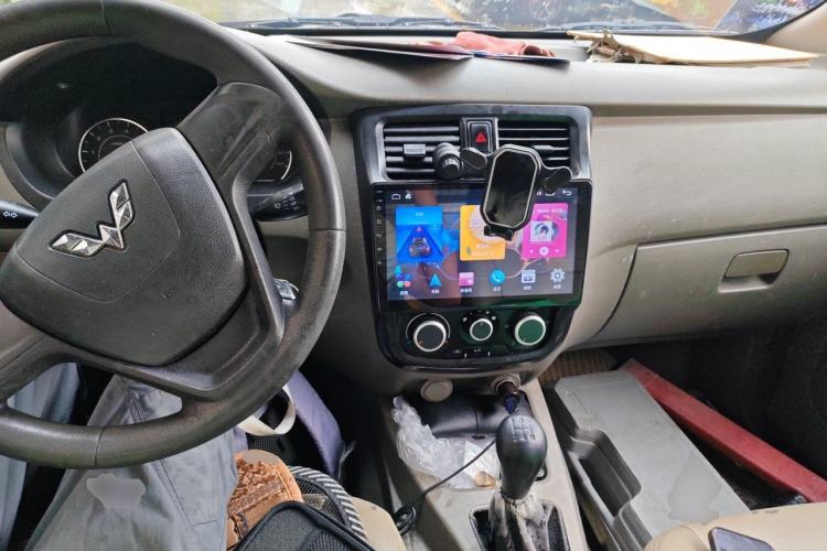 Used Wuling Rongguang V 2018 1.5L Practical Version Center Console