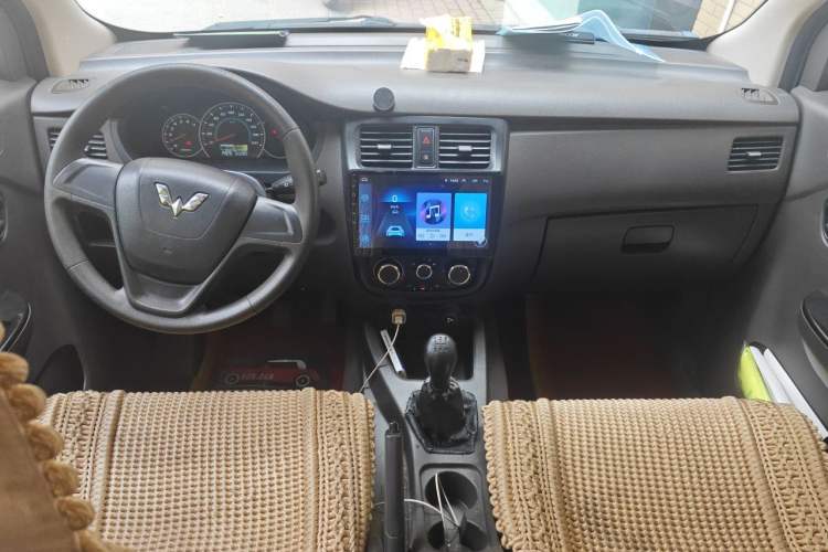 Used Wuling Rongguang V 2018 1.5L Standard Version Center Console