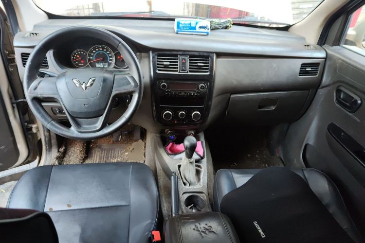 Used Wuling Rongguang V 2018 1.5L Standard Version Center Console
