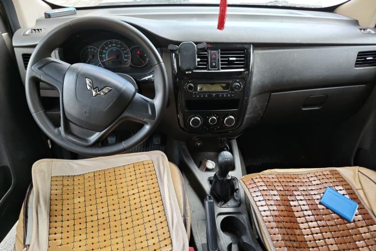 Used Wuling Rongguang V 2018 1.5L Standard Version Center Console