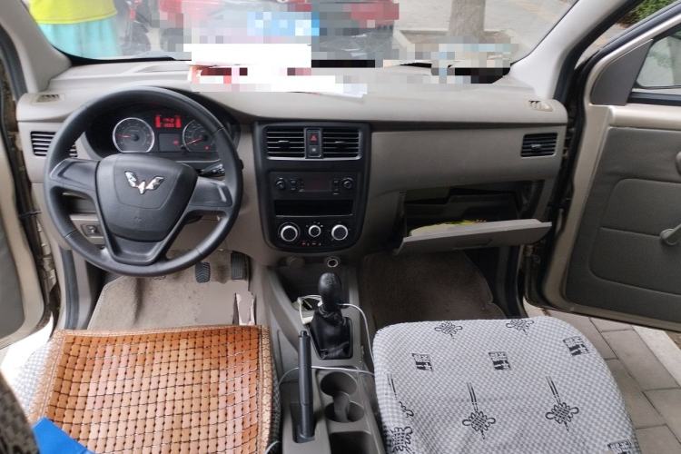 Used Wuling Rongguang V 2018 1.5L Practical Version Center Console