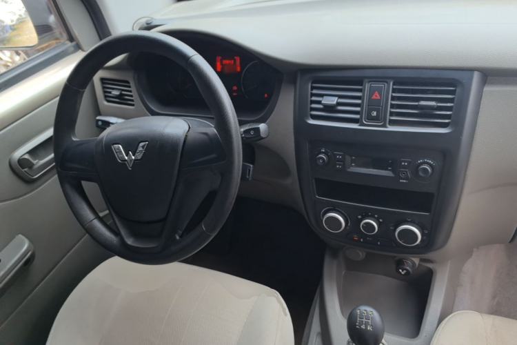 Used Wuling Rongguang V 2018 1.5L Practical Version Center Console