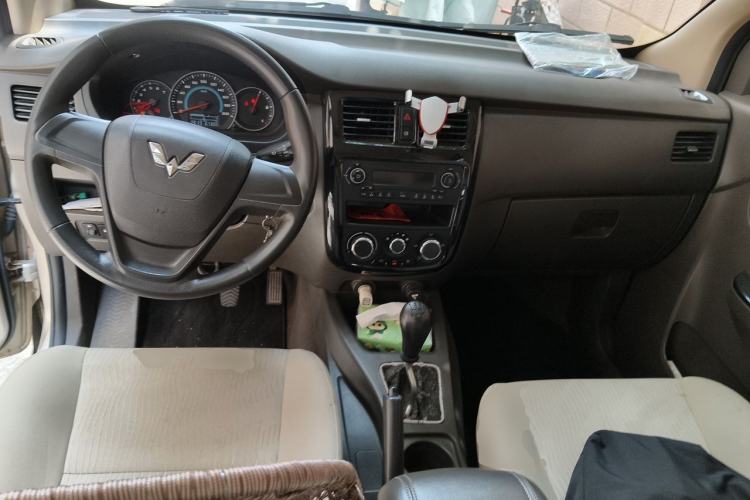 Used Wuling Rongguang V 2018 1.5L Standard Version Center Console