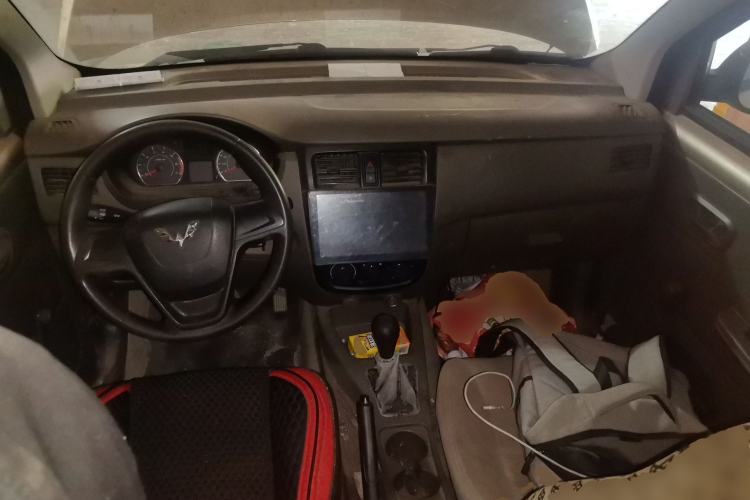 Used Wuling Rongguang V 2018 1.2L Practical Model Center Console