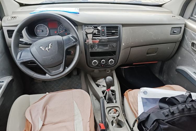 Used Wuling Rongguang V 2018 1.5L Practical Version Center Console