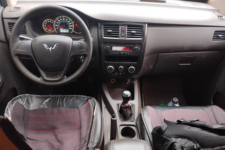 Used Wuling Rongguang V 2018 1.5L Standard Version Center Console