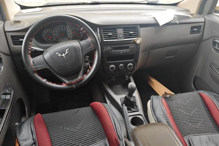 Used Wuling Rongguang V 2018 1.5L Standard Version Center Console