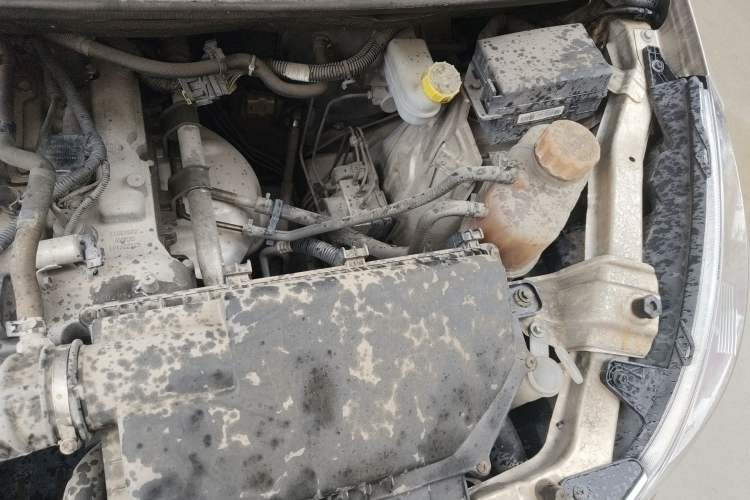 Used Wuling Rongguang V 2018 1.2L Standard Model Engine Bay Left