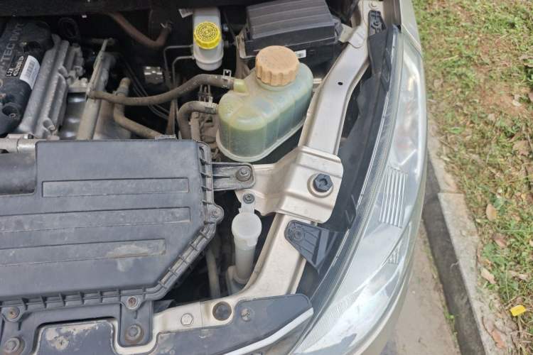 Used Wuling Rongguang V 2018 1.5L Standard Version Engine Bay Left