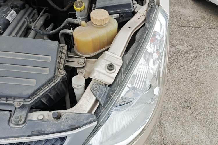 Used Wuling Rongguang V 2018 1.5L Practical Version Engine Bay Left