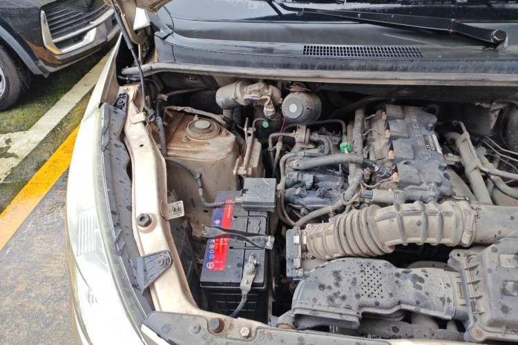 Used Wuling Rongguang V 2018 1.5L Practical Version Engine Bay Right