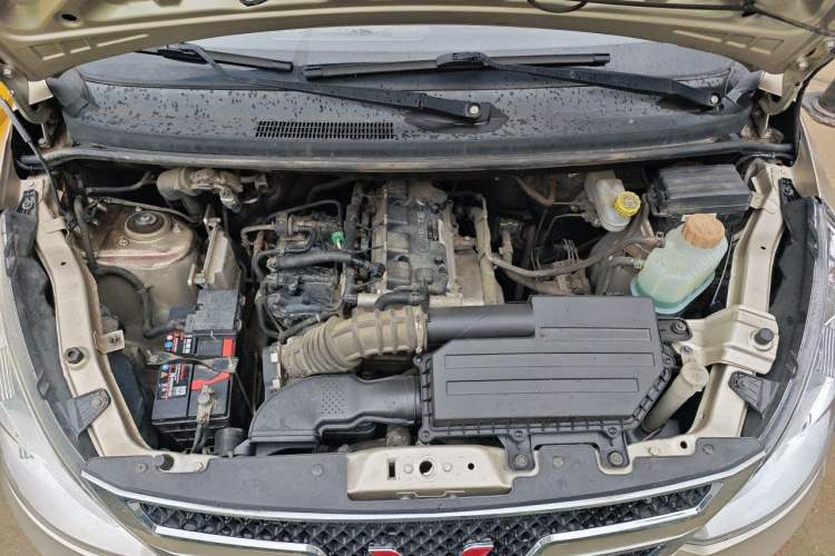 Used Wuling Rongguang V 2018 1.5L Standard Version Engine Bay
