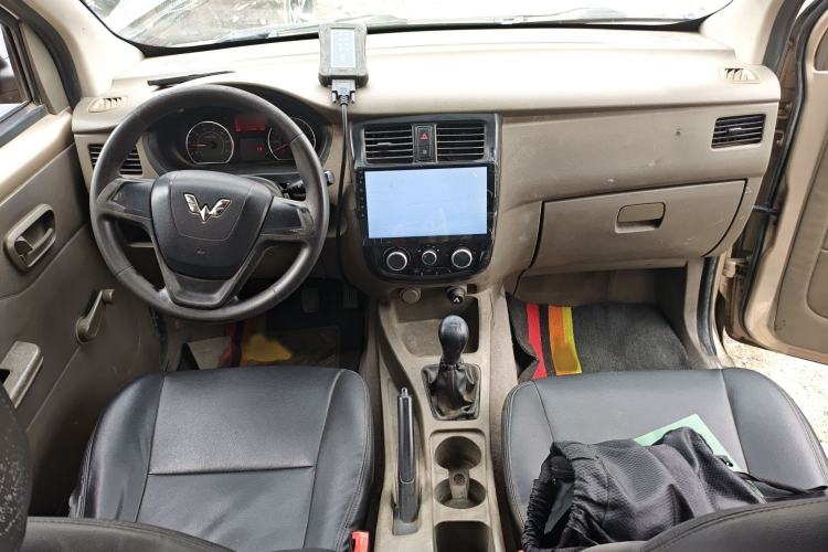 Used Wuling Rongguang V 2018 1.5L Practical Version Interior 2