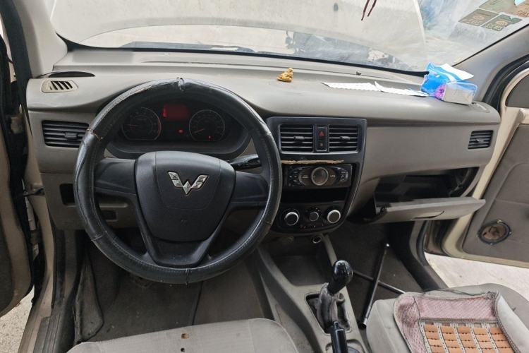 Used Wuling Rongguang V 2018 1.5L Practical Version Interior 2