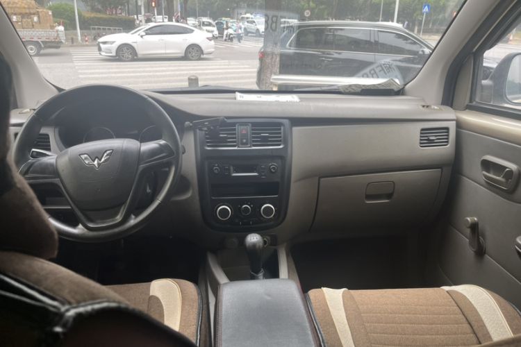 Used Wuling Rongguang V 2018 1.5L Practical Version Interior 3