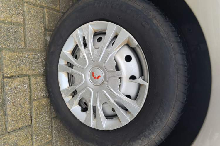 Used Wuling Rongguang V 2018 1.5L Practical Version Left Front Wheel Hub