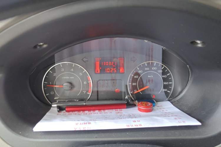 Used Wuling Rongguang V 2018 1.5L Practical Version Odometer Close Up