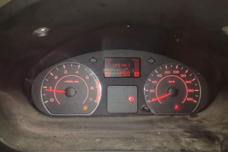 Used Wuling Rongguang V 2018 1.2L Practical Model Odometer Close Up