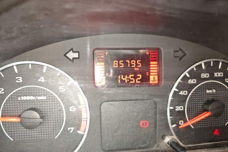 Used Wuling Rongguang V 2018 1.5L Practical Version Odometer Close Up