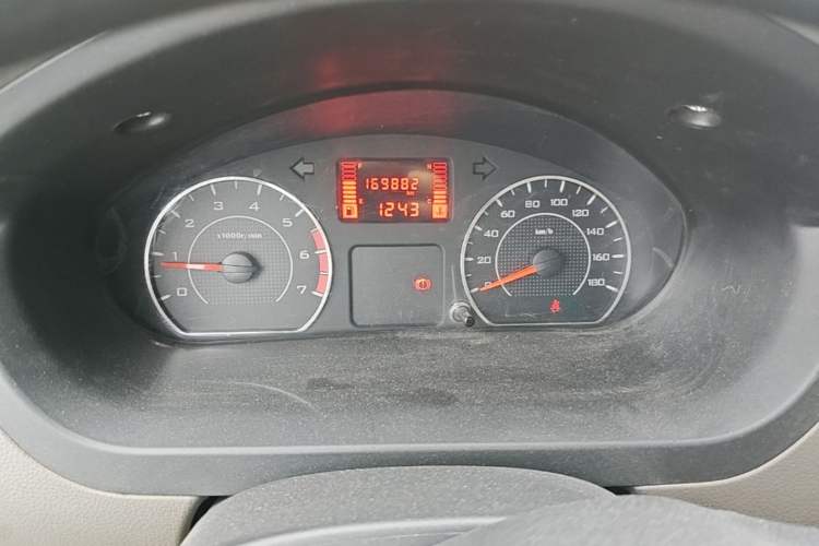Used Wuling Rongguang V 2018 1.5L Practical Version Odometer Close Up