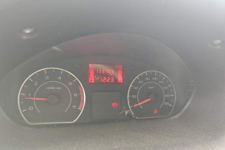 Used Wuling Rongguang V 2018 1.5L Practical Version Odometer Close Up
