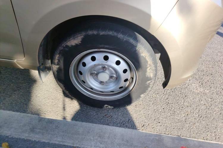 Used Wuling Rongguang V 2018 1.5L Standard Version Right Front Wheel Hub