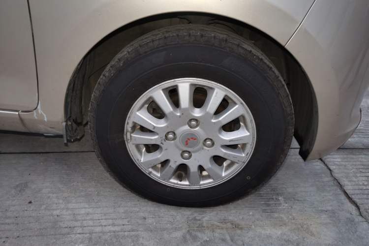 Used Wuling Rongguang V 2018 1.5L Standard Version Right Front Wheel Hub