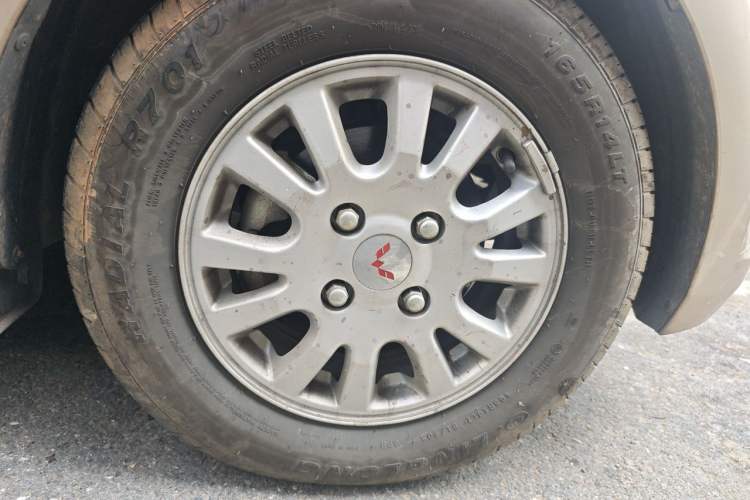 Used Wuling Rongguang V 2018 1.5L Standard Version Right Front Wheel Hub