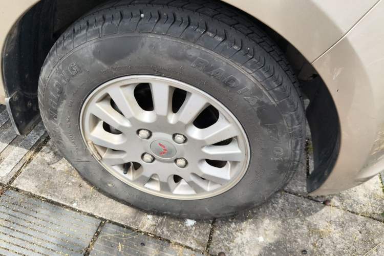 Used Wuling Rongguang V 2018 1.5L Standard Version Right Front Wheel Hub
