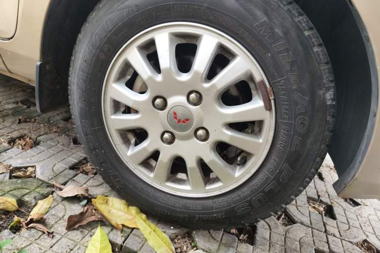 Used Wuling Rongguang V 2018 1.5L Standard Version Right Front Wheel Hub