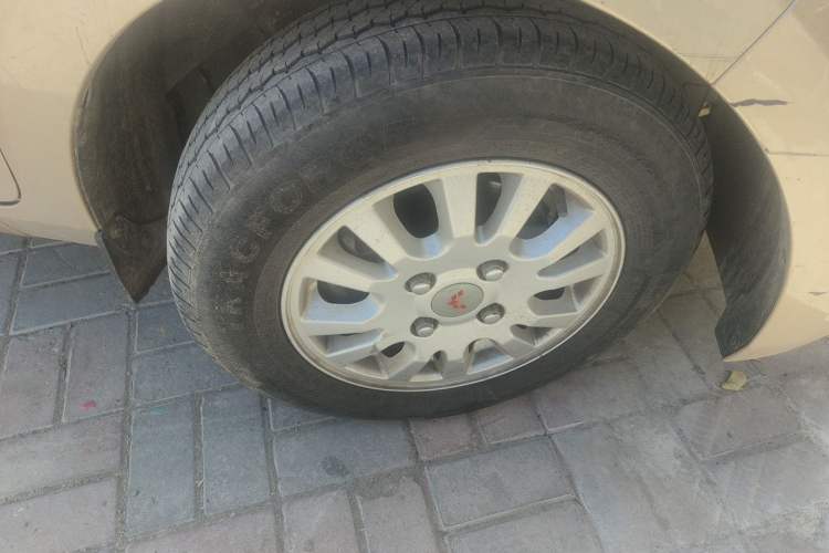 Used Wuling Rongguang V 2018 1.5L Practical Version Right Front Wheel Hub