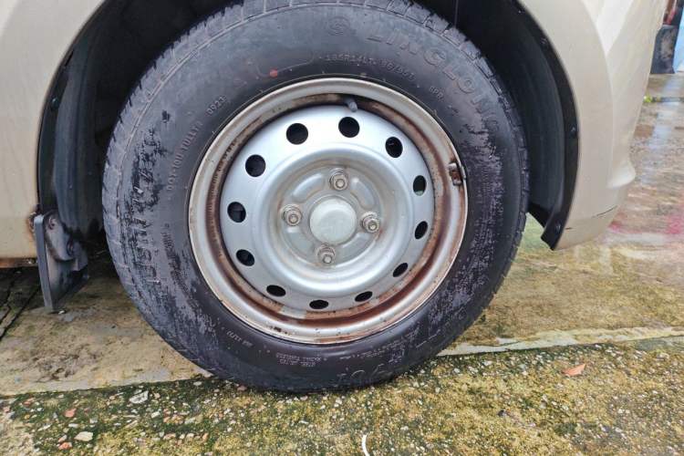 Used Wuling Rongguang V 2018 1.5L Practical Version Right Front Wheel Hub