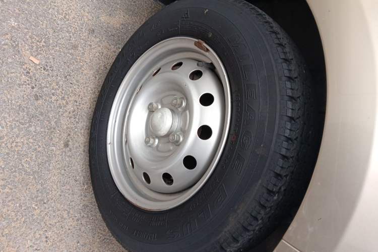 Used Wuling Rongguang V 2018 1.5L Standard Version Right Front Wheel Hub