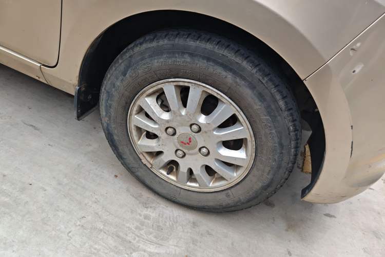Used Wuling Rongguang V 2018 1.5L Standard Version Right Front Wheel Hub