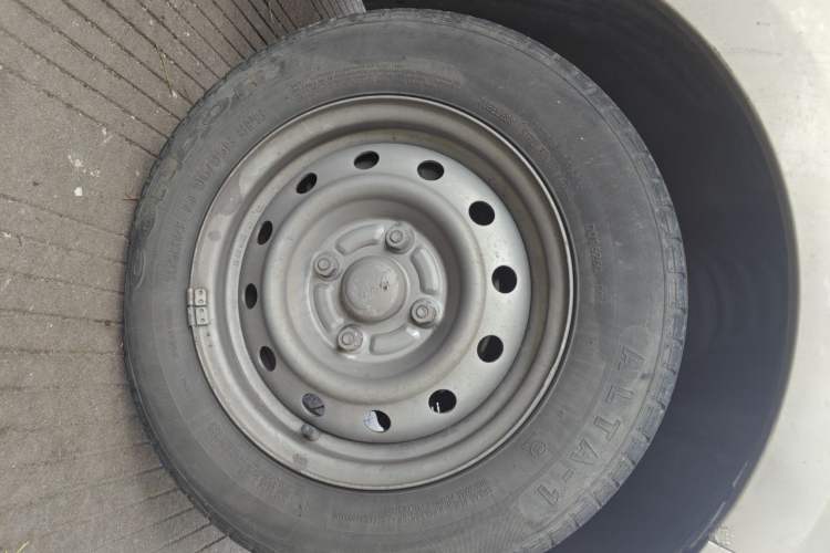Used Wuling Rongguang V 2018 1.5L Practical Version Right Front Wheel Hub