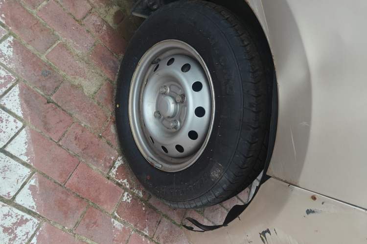Used Wuling Rongguang V 2018 1.5L Practical Version Right Front Wheel Hub