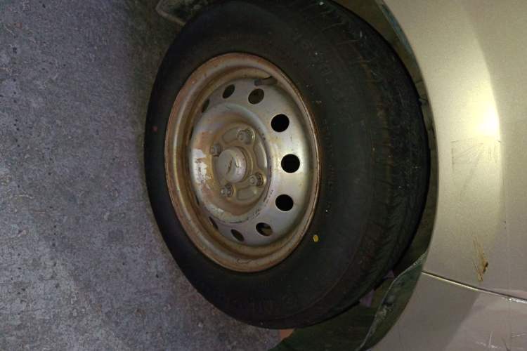 Used Wuling Rongguang V 2018 1.5L Practical Version Right Front Wheel Hub