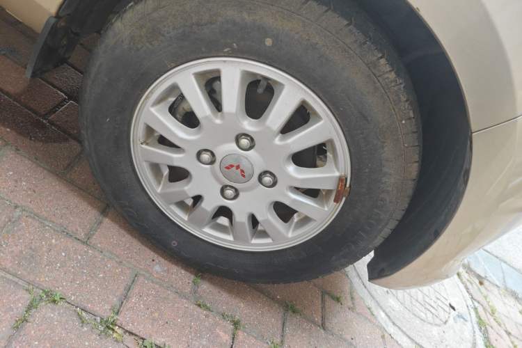 Used Wuling Rongguang V 2018 1.5L Standard Version Right Front Wheel Hub