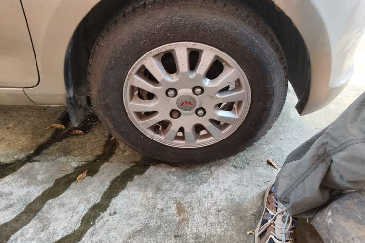 Used Wuling Rongguang V 2018 1.5L Standard Version Right Front Wheel Hub