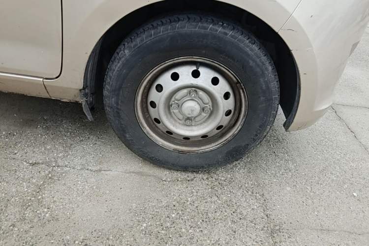 Used Wuling Rongguang V 2018 1.5L Practical Version Right Front Wheel Hub
