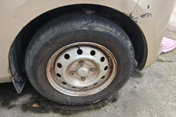 Used Wuling Rongguang V 2018 1.5L Practical Version Right Front Wheel Hub