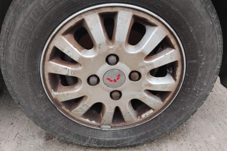 Used Wuling Rongguang V 2018 1.5L Standard Version Right Front Wheel Hub
