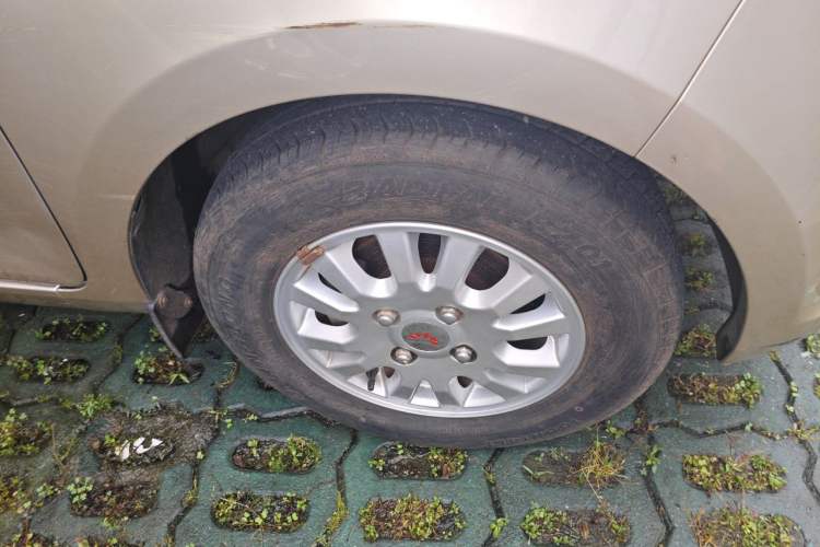 Used Wuling Rongguang V 2018 1.5L Standard Version Right Front Wheel Hub