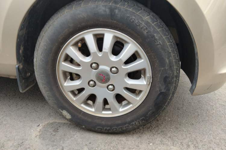 Used Wuling Rongguang V 2018 1.5L Standard Version Right Front Wheel Hub