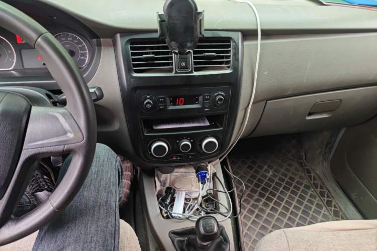 Used Wuling Rongguang V 2019 1.5L Window-Sealed Utility Model China VI LAR Audio And AC Panel